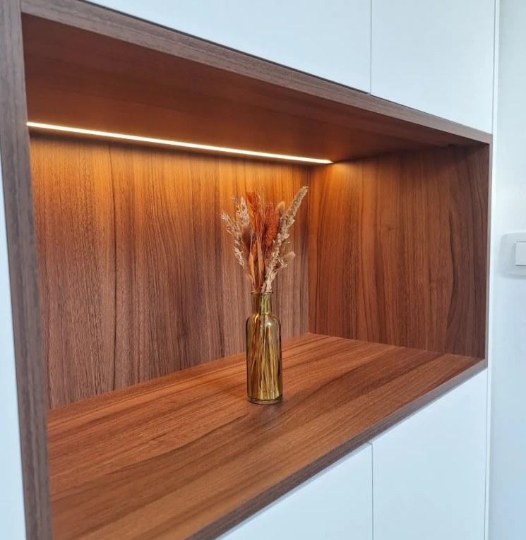 Detail van een verlichte nis in notelaar