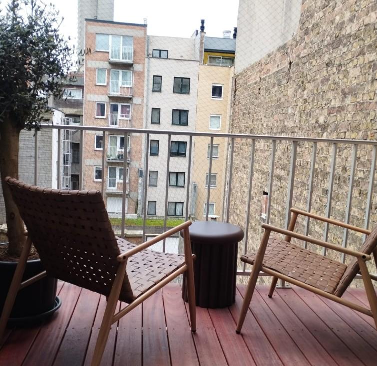Terras met vlonder in roodbruin padoekhout en twee loungestoelen