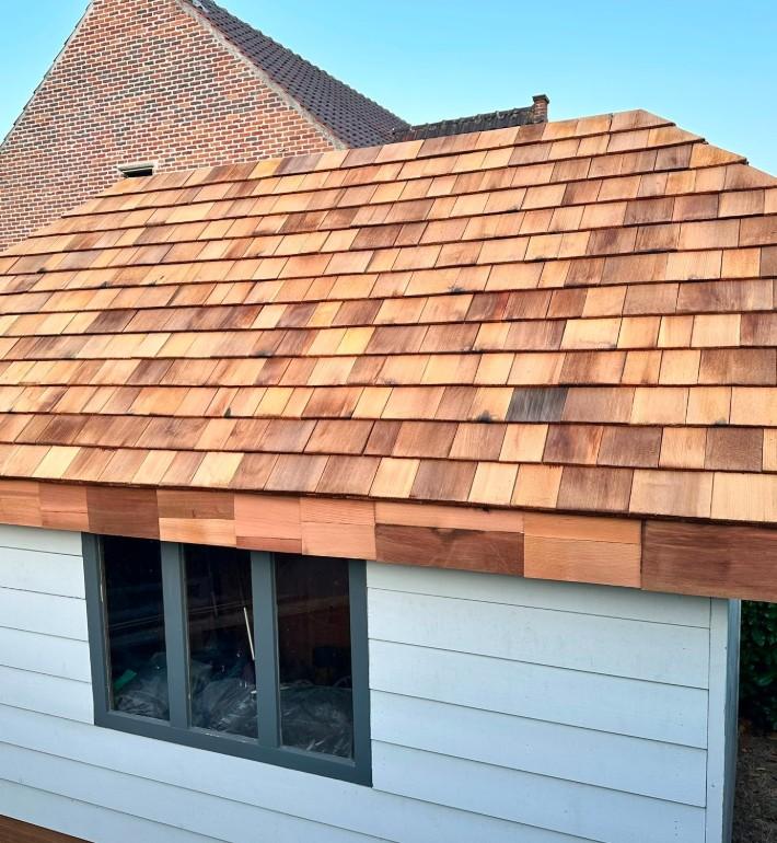 Tuinhuis met nieuw dak van ceder shingles en dakrand in cederhout